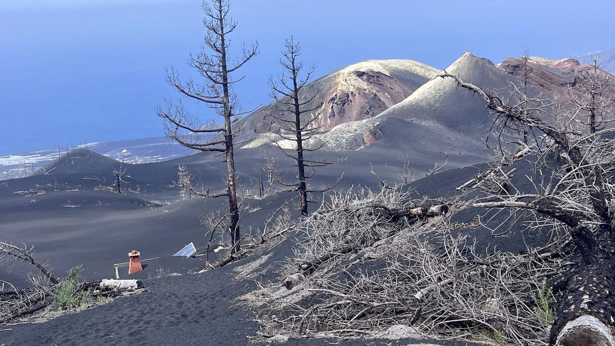 La chimenea de una casa, sobresaliendo de la montaña de cenizas y lava dejada por el volcán Tajogaite en La Palma.