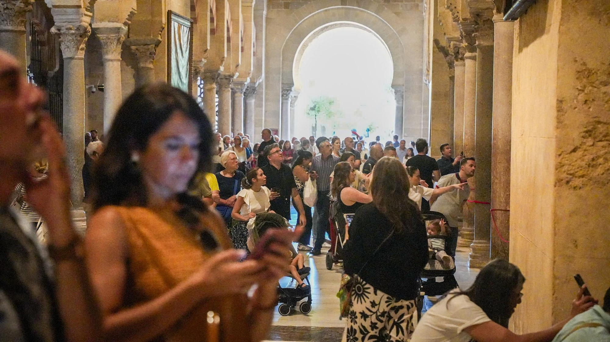 Turistas visitan la Mezquita-Catedral, donde se exponen los pasos que participaron en el Vía Crucis Magno.