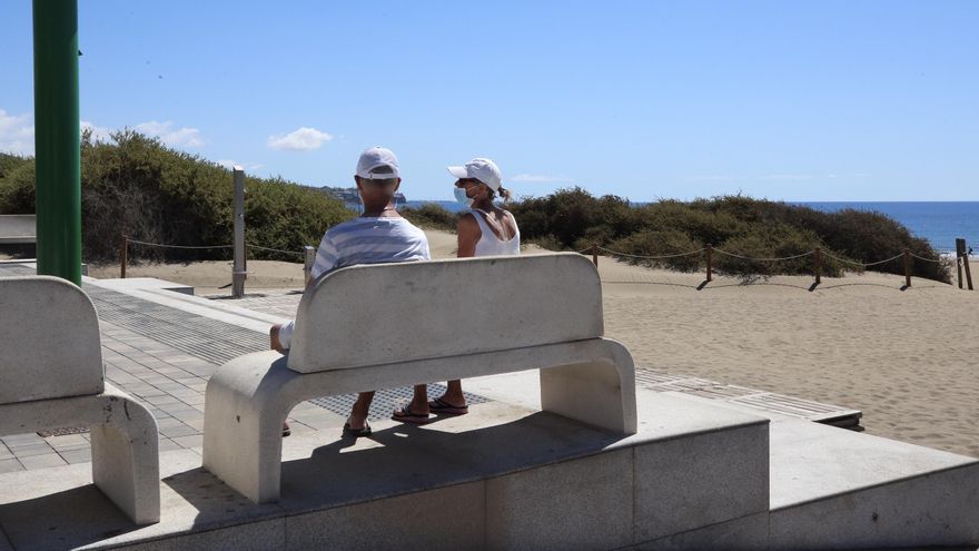 Turistas en el sur de Gran Canaria. (ALEJANDRO RAMOS)