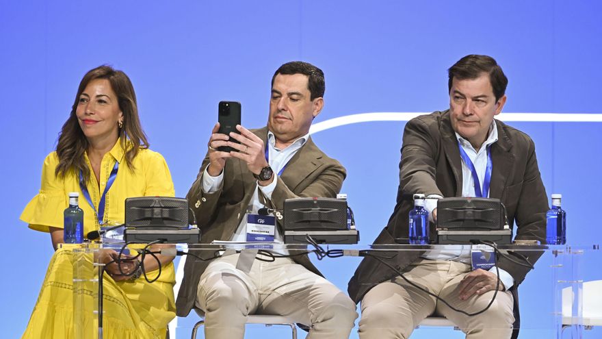 Juanma Moreno afirma que hay un problema entre los cuadros del PSOE con las mujeres