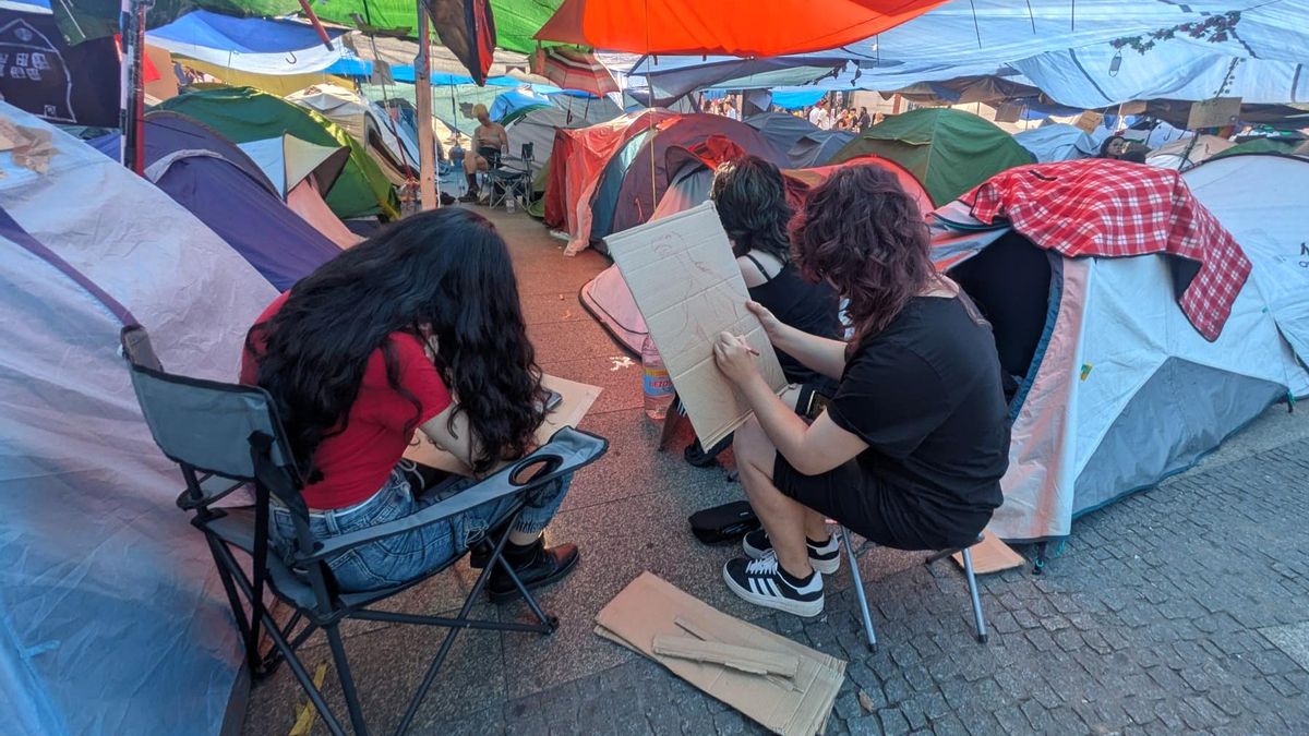 Ariadna, Ana y María (25 años) dibujan carteles y reflexionan sobre el adelanto electoral