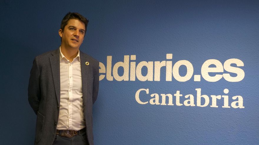 Daniel Fernández en la redacción de eldiario.es Cantabria.