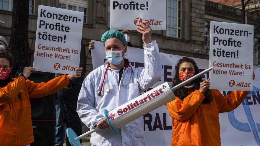 Liberación de patentes: si las farmacéuticas se niegan, la producción masiva de vacunas podría demorarse hasta un año