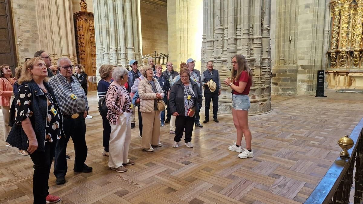 Los guías de los ‘free tours’ de León se unen para reivindicar un modelo que ha cambiado el turismo en la provincia