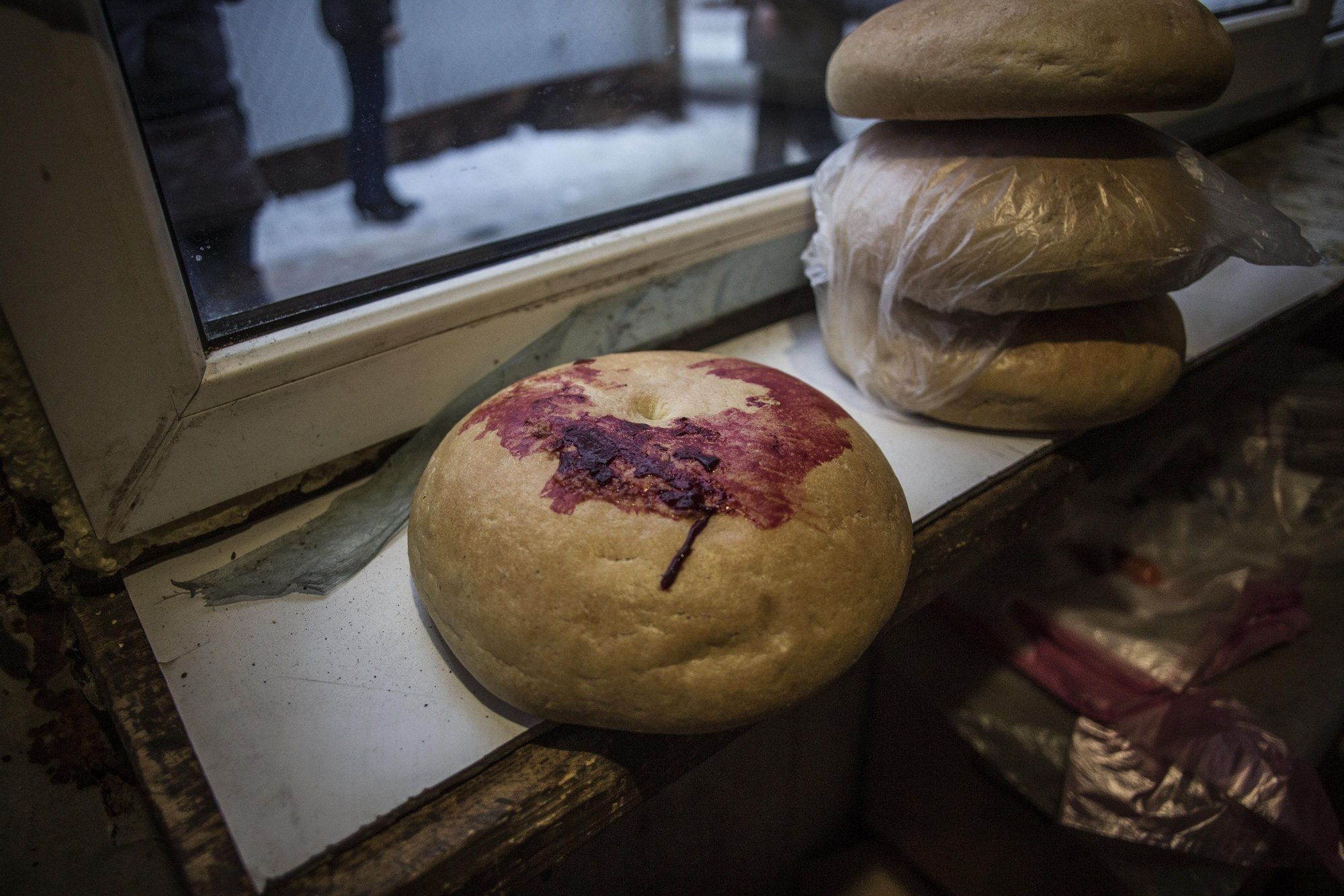 Pan cubierto de sangre después de que un proyectil hiriera gravemente al dueño de una tienda en Semashko, en Kirovsky, un distritio de Donetsk, Ucrania. / FOTO: Manu Brabo / MSF