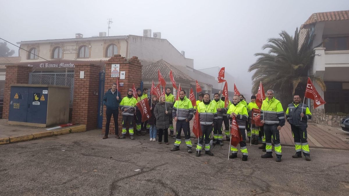 La plantilla de dos factorías del Grupo Losán se concentra en Cuenca y Pedro Muñoz para exigir el pago de sus salarios