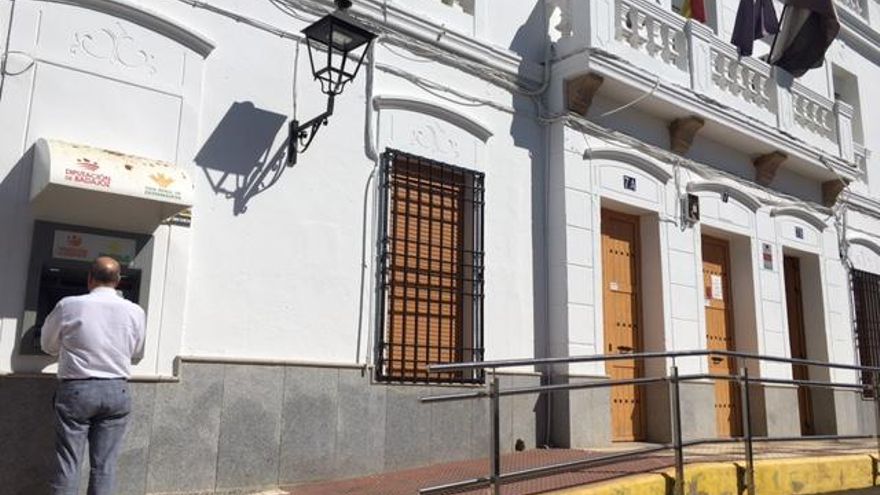 El cajero del salón de plenos de la localidad pacense de Torremayor o cómo la necesidad agudiza el ingenio