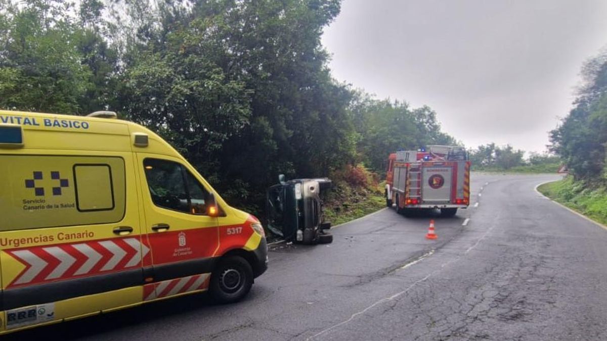 Vuelco de un vehículo en la carretera de La Cumbre