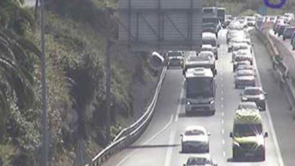 Un accidente de tráfico provoca importantes retenciones en la TF-5, a la altura de Tacoronte