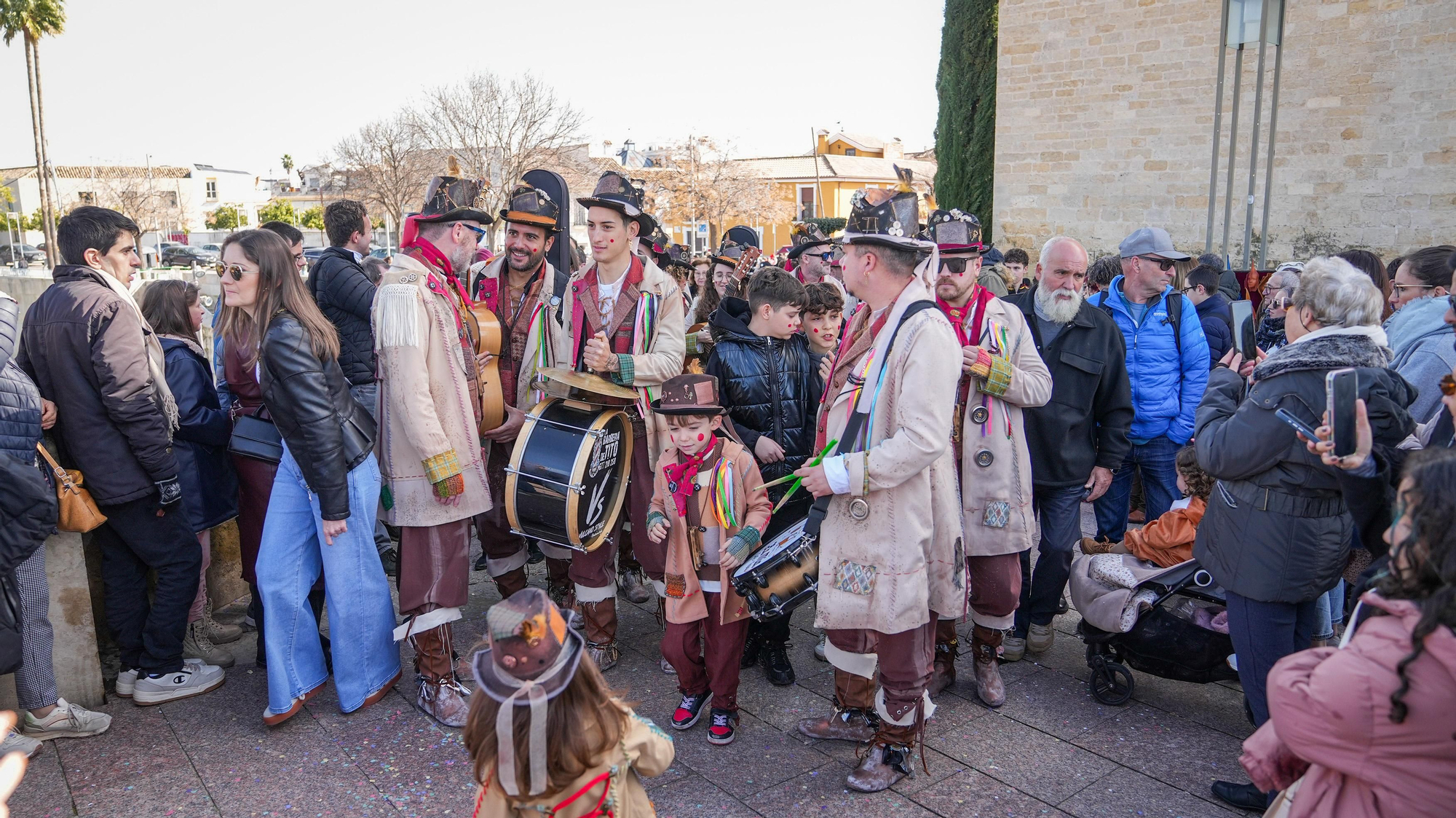 Pasacalles de Carnaval en el Puente Romano