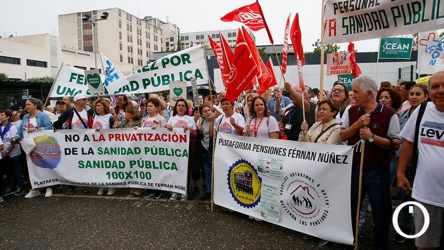 La concentración en el Hospital Reina Sofía por el deterioro de la sanidad pública, en imágenes