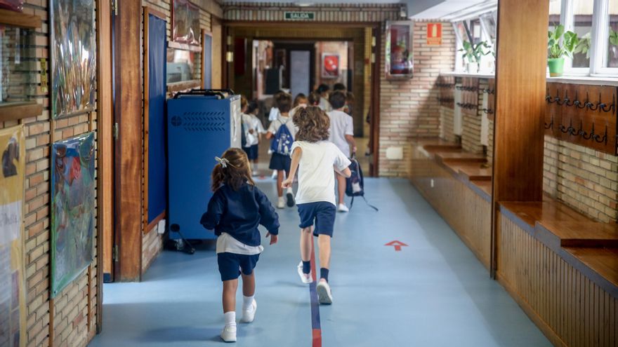 Varios niños en el hall del colegio Virgen de Europa durante el primer día de clase del curso 2021-22.