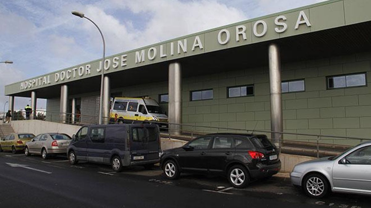 Un hombre resulta herido al volcar el camión hormigonera que conducía en el acceso al aeropuerto de Lanzarote
