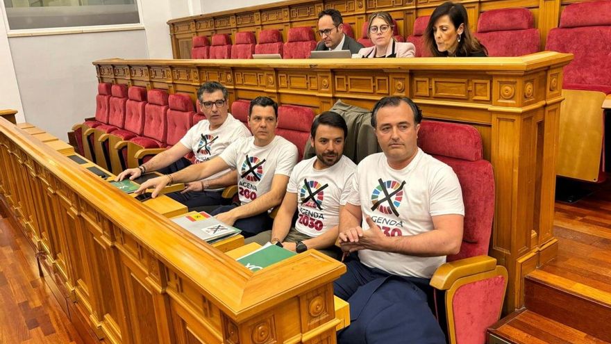 Los diputados de Vox en Castilla-La Mancha dan la nota en el pleno vistiendo camisetas con la Agenda 2030 tachada