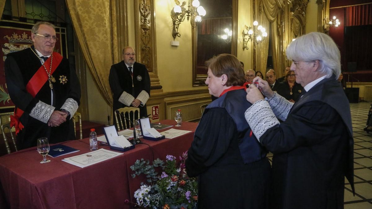 Imposición de la Medalla al Mérito en el Servicio de la Abogacía a María Victoria García de la Cruz y Pineda de las Infantas