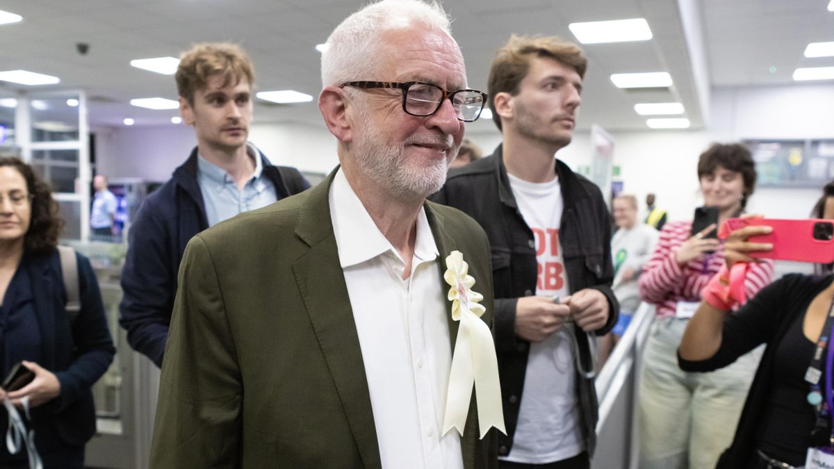 Jeremy Corbyn observa el recuento electoral en Islington. 