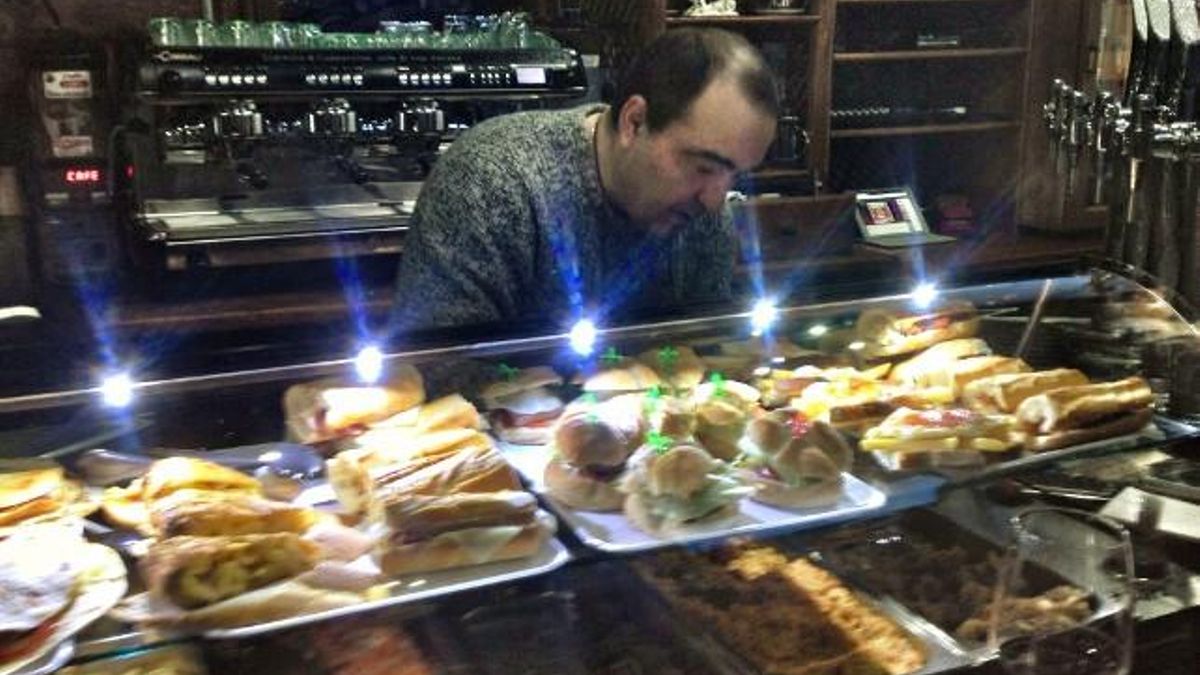 El ya jubilado propietario del bar Erika, en el barrio de San Mamés, y sus abundantes tapas.