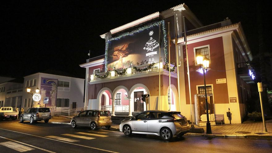 Luces y decoración navideña en Ayuntamiento de El Paso.