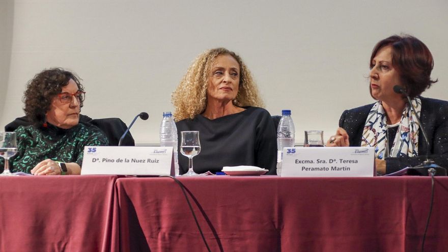 Imagen de la magistrada del Tribunal Constitucional María Luisa Balaguer (i), la presidenta de la Asociación de Mujeres Juristas Themis, Pino de la Nuez (c), y la fiscal de Sala Delegada de Violencia sobre la Mujer, Teresa Peramato (d), entre otras mujeres juristas. EFE/ Mercedes Ortuño Lizarán