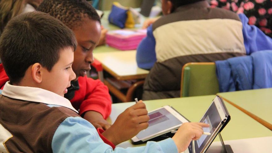 La revuelta contra la compra de tablets en colegios concertados de Madrid acaba con una rectificación y una denuncia
