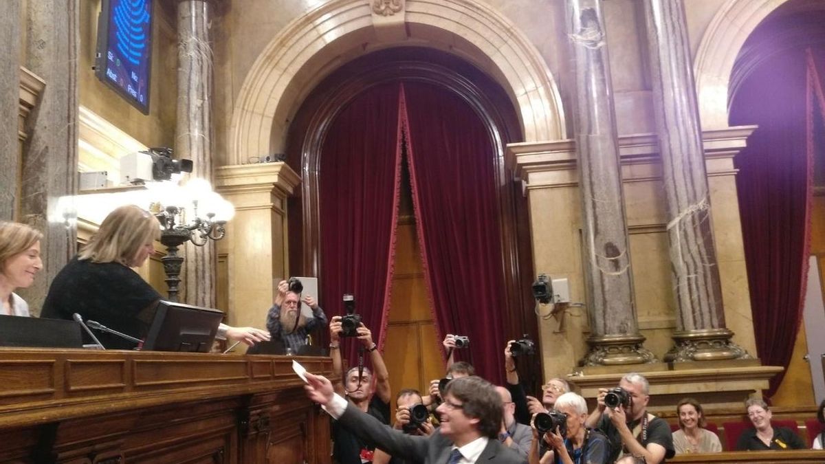 El Parlament declara constituida la República de Cataluña e insta al Govern a implementarla