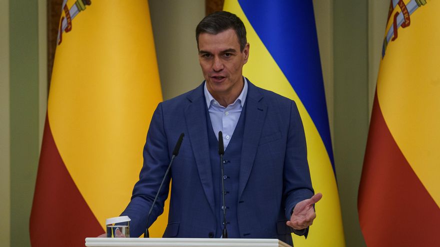 El presidente del Gobierno de España, Pedro Sánchez, pronuncia un discurso a su llegada al Palacio Mariinski.