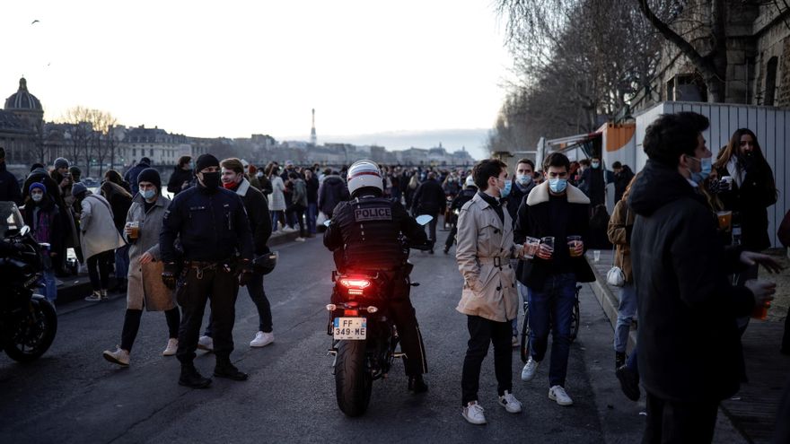 La policía dispersaba una concentración de jovenes en la ribera del Sena, en París, el pasado domingo. EFE/EPA/YOAN VALAT