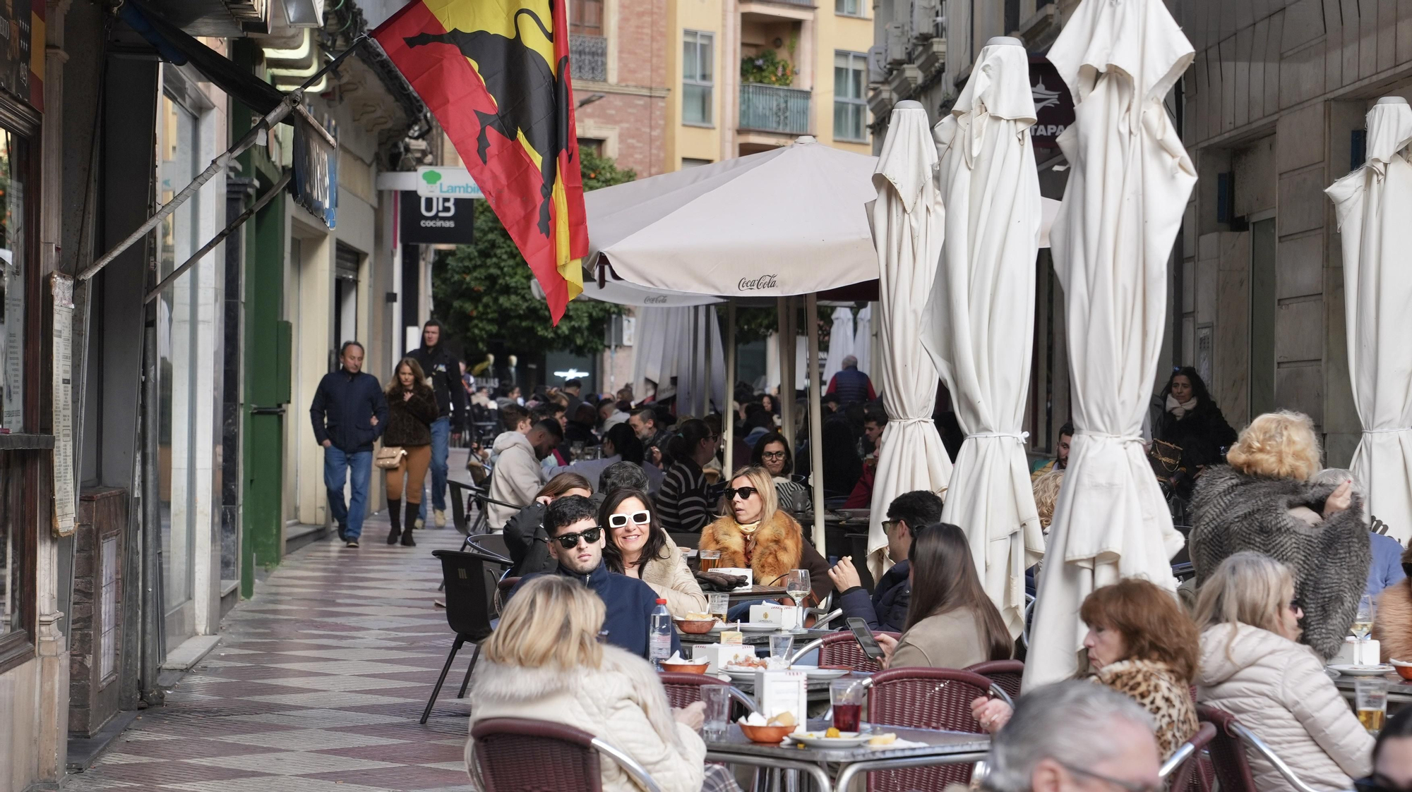Los cordobeses se echan a la calle en este domingo de sol