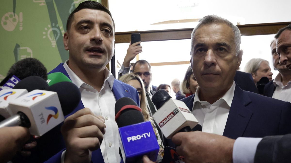 El ultranacionalista George Simion (i), líder de la formación ultra Alianza para la Unión de los Rumanos (AUR), acompañado por el excandidato prorruso inhabilitado Calin Georgescu EFE/EPA/ROBERT GHEMENT