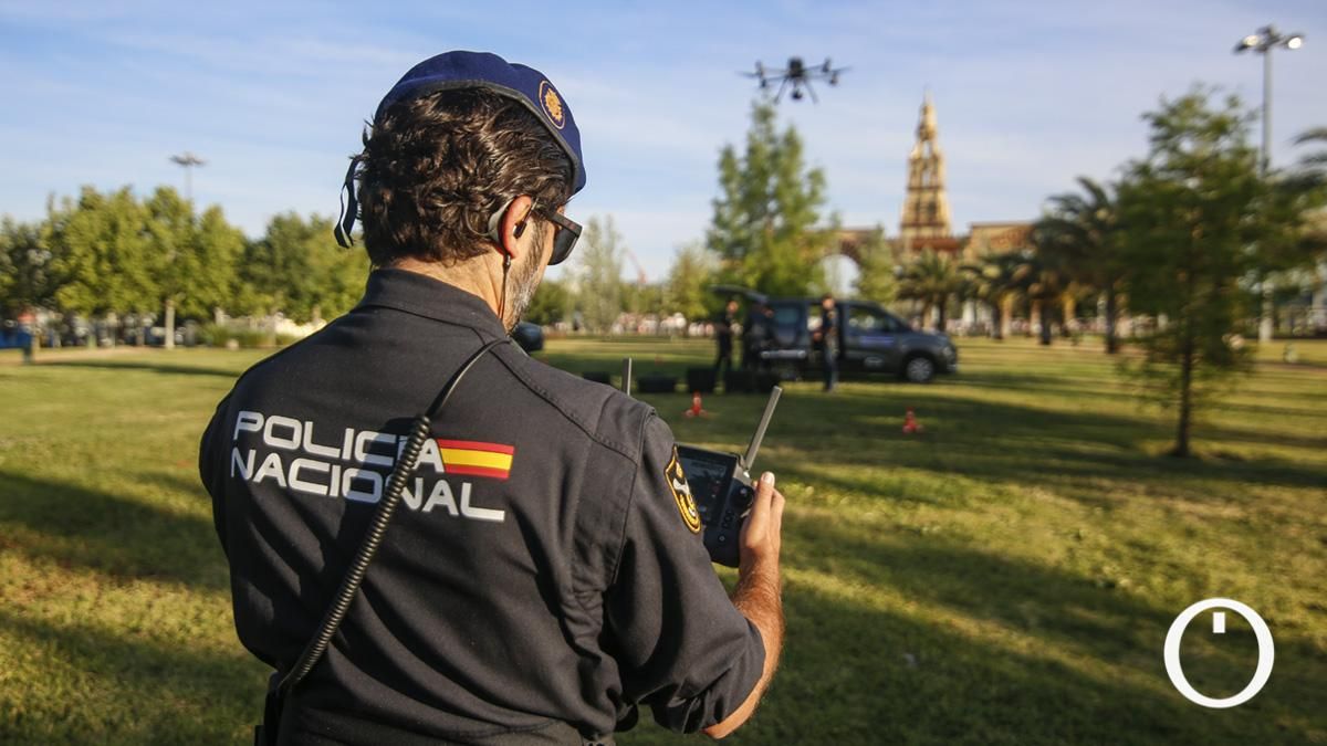 Dispositivo de vigilancia aérea de la Policía Nacional en feria