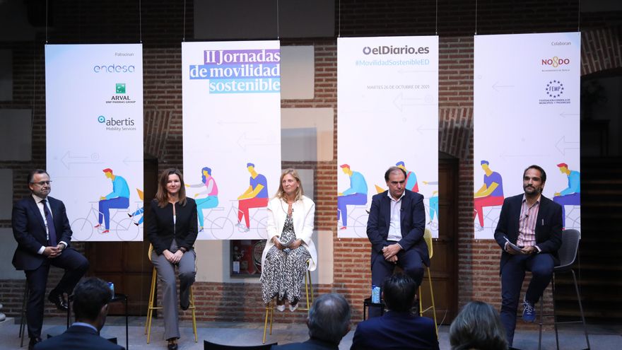 El CEO de Abertis Mobility Services, Christian Barrientos; la secretaria general de Transportes y Movilidad del Ministerio de Transportes, Movilidad y Agenda Urbana, María José Rallo del Olmo;  la alcaldesa de Castelló, Amparo Marco;  el responsable de Marketing y Desarrollo de Negocio de Arval, Manuel Orejas; y el periodista responsable de medioambiente de elDiario.es Raúl Rejón.