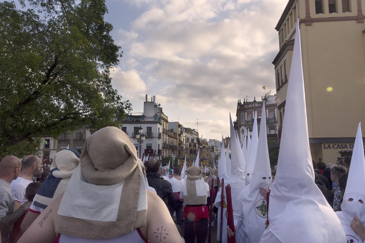 Un costalero de San Gonzalo, que ha salido tarde por la lluvia, pero ha salido