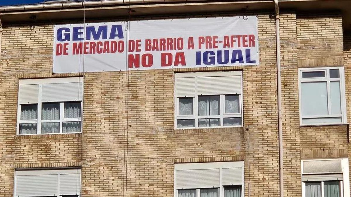 Lona de la Comisión Salvemos el Mercado de Puertochico, en Andrés del Río 17, en Santander.