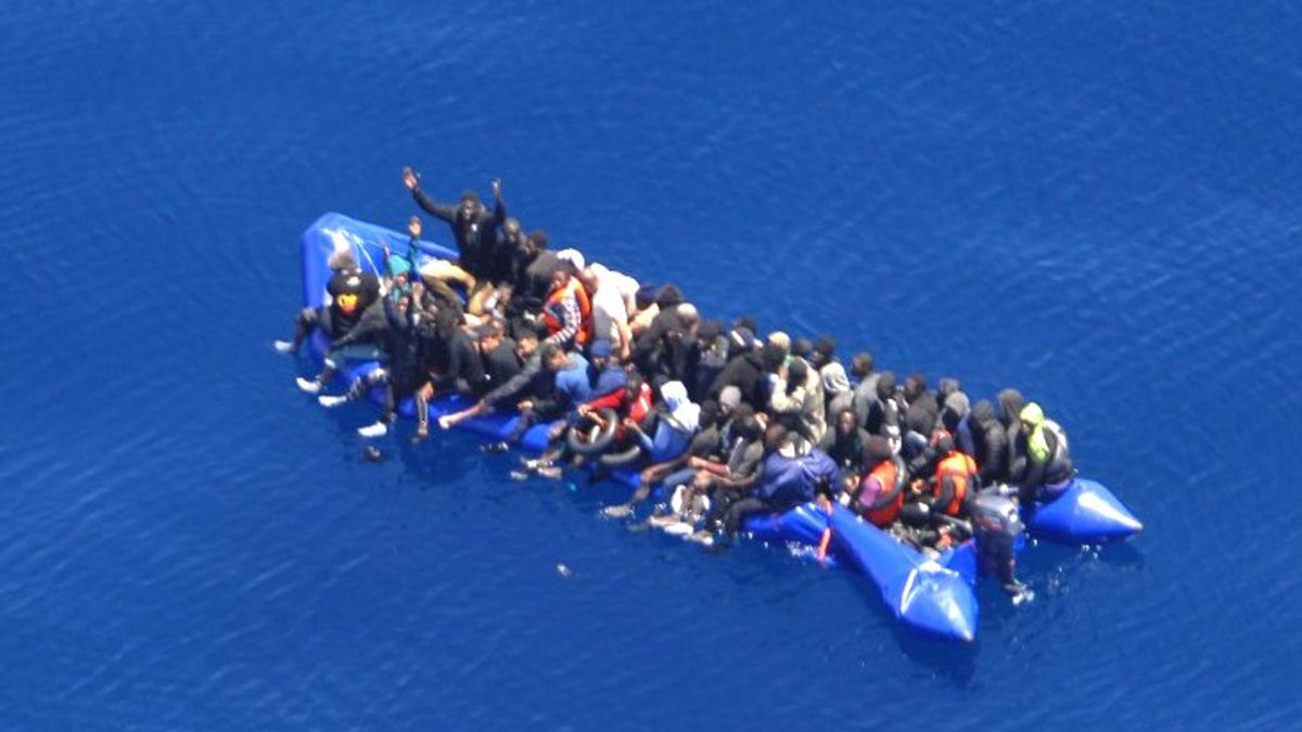 Salvamento rescata dos embarcaciones cerca de Canarias con más de 150 migrantes, una de ellas semihundida
