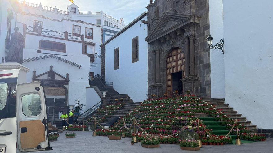 La plaza de España contará con una destacada instalación floral compuesta por 3.700 flores.