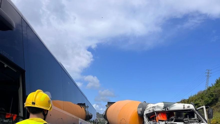 Accidente entre un autobús y una hormigonera en la A-8 a la altura de El Haya (Castro Urdiales) en dirección a Bilbao