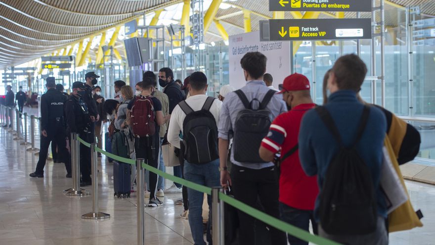 Archivo - Agentes de policía nacional realizan controles a los pasajeros de la T4 del Aeropuerto Adolfo Suárez Madrid-Barajas