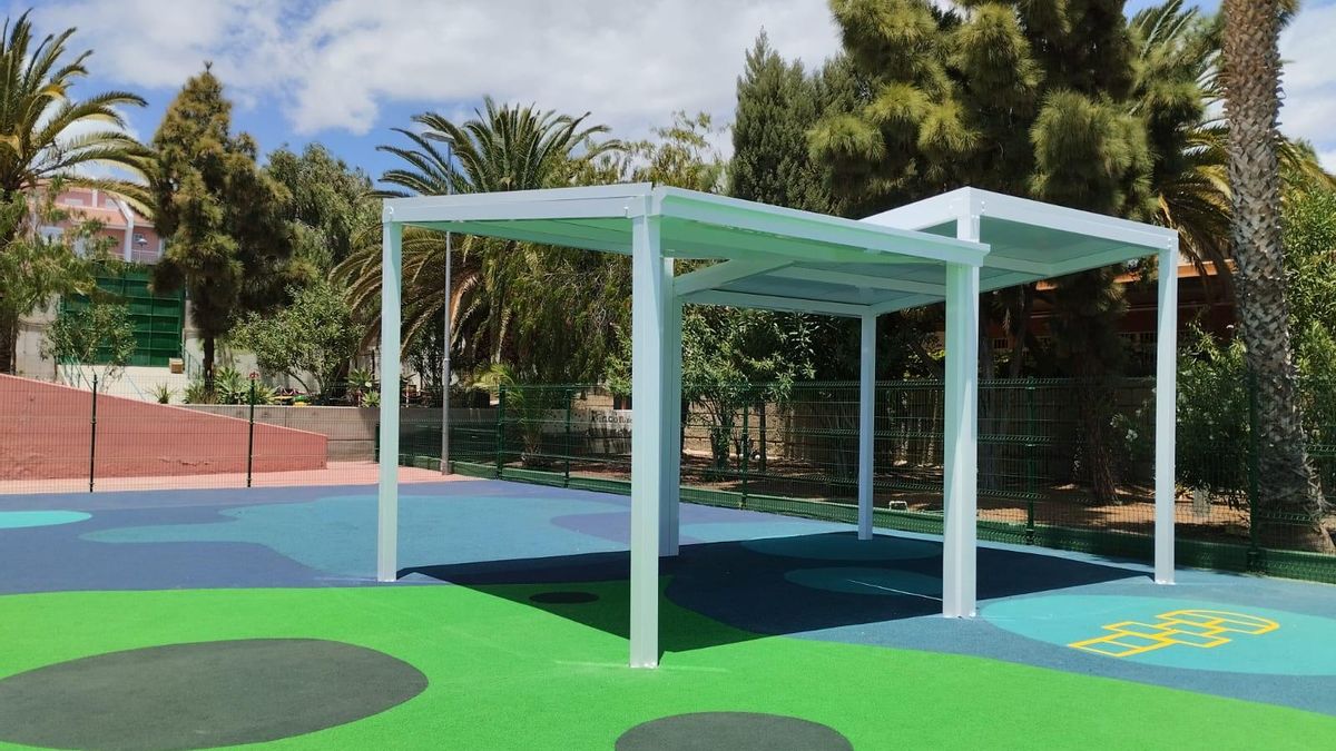Espacio de sombra del CEIP Juan García Pérez, en la localidad de San Isidro, en el municipio tinerfeño de Granadilla de Abona.