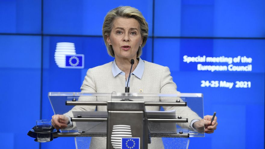 La Presidenta de la Comisión Europea, Ursula von der Leyen, habla durante una conferencia de prensa en la cumbre de la UE en el edificio del Consejo Europeo en Bruselas, Bélgica, el 24 de mayo de 2021.  EFE/EPA/JOHN THYS