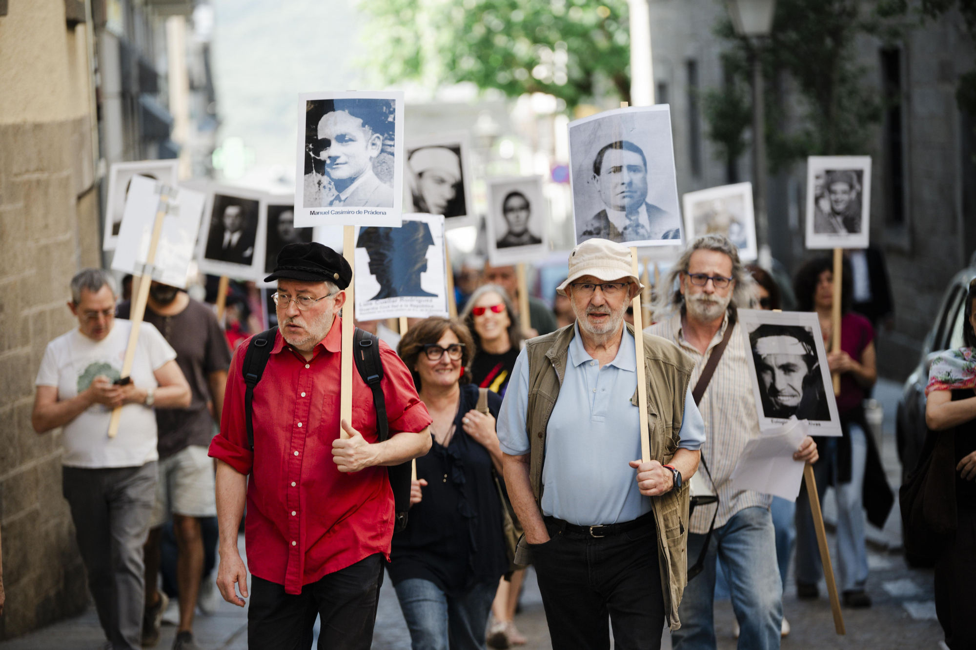 Participantes en la Jornada por la Memoria Antifascista en la Sierra de Guadarrama, en San Lorenzo de El Escorial, homenajean a víctimas de la represión franquista