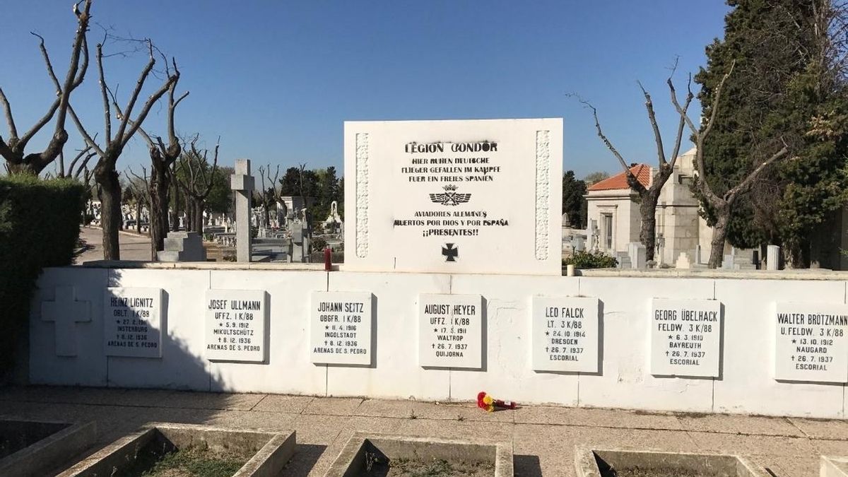 La Funeraria municipal retira el último vestigio de la Legión Cóndor del cementerio de La Almudena de Madrid