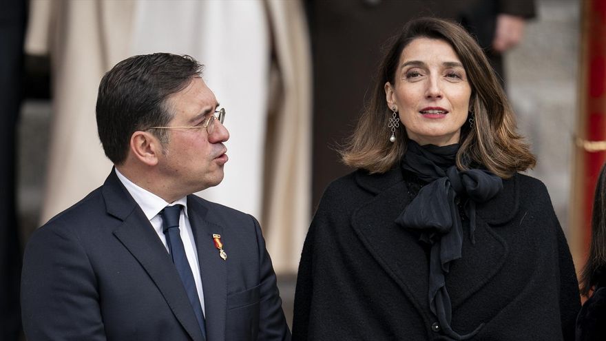 La ministra de Justicia en funciones, Pilar Llop, junto al ministro de Exteriores, Unión Europea y Cooperación en funciones, José Manuel Albares, en el Congreso de los Diputados.