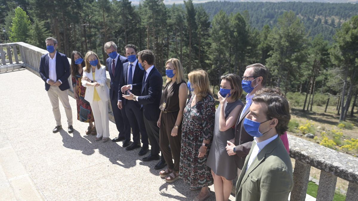 El presidente del PP, Pablo Casado, posa junto a la cúpula del PP en el Parados de Gredos, donde ha presidido la Junta Directiva Nacional del PP. En Madrid, a 21 de julio de 2021.