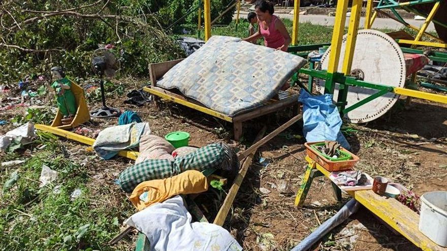 Las autoridades elevaron este viernes a 28 los muertos causados por el tifón Phanfone, a dos los heridos y 12 desaparecidos, a su paso los días 25 y 26 de diciembre por la región central de Filipinas con fuertes lluvias y vientos de hasta 195 kilómetros por hora. (Filipinas) EFE/EPA/LEO SOLINAP