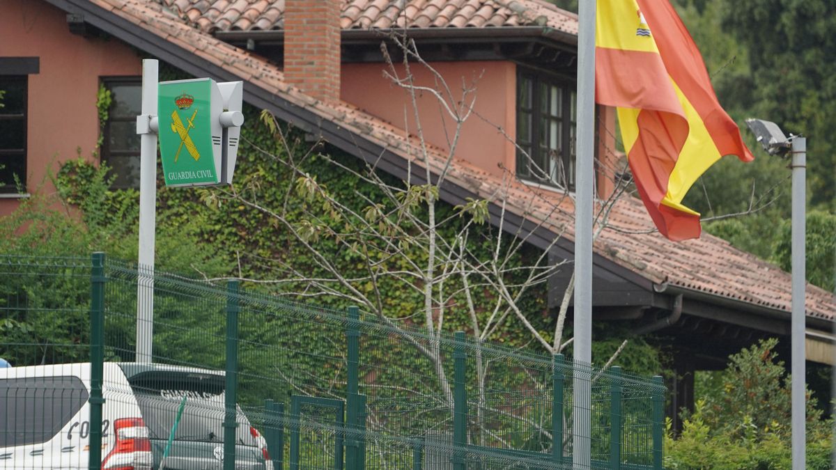 Vista del cuartel de la Guardia Civil de Llanes donde este miércoles un agente ha matado a tiros a su exmujer, Laura C.V.
