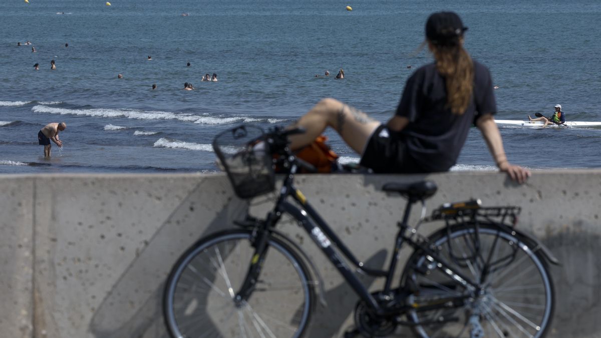 Vista general de las aguas de la playa de la Malvarrosa