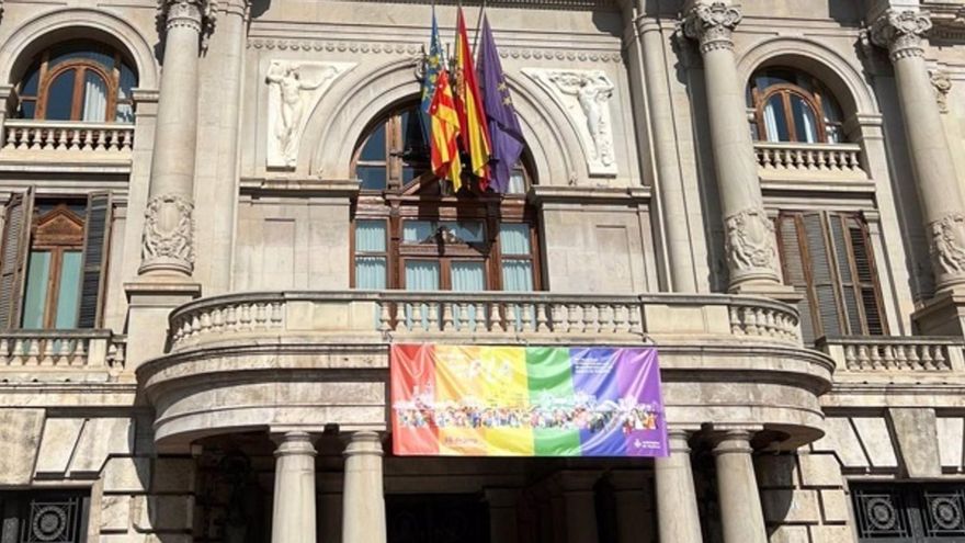El Ayuntamiento luce la bandera LGTBI con motivo del Día del Orgullo: "València es una ciudad diversa"