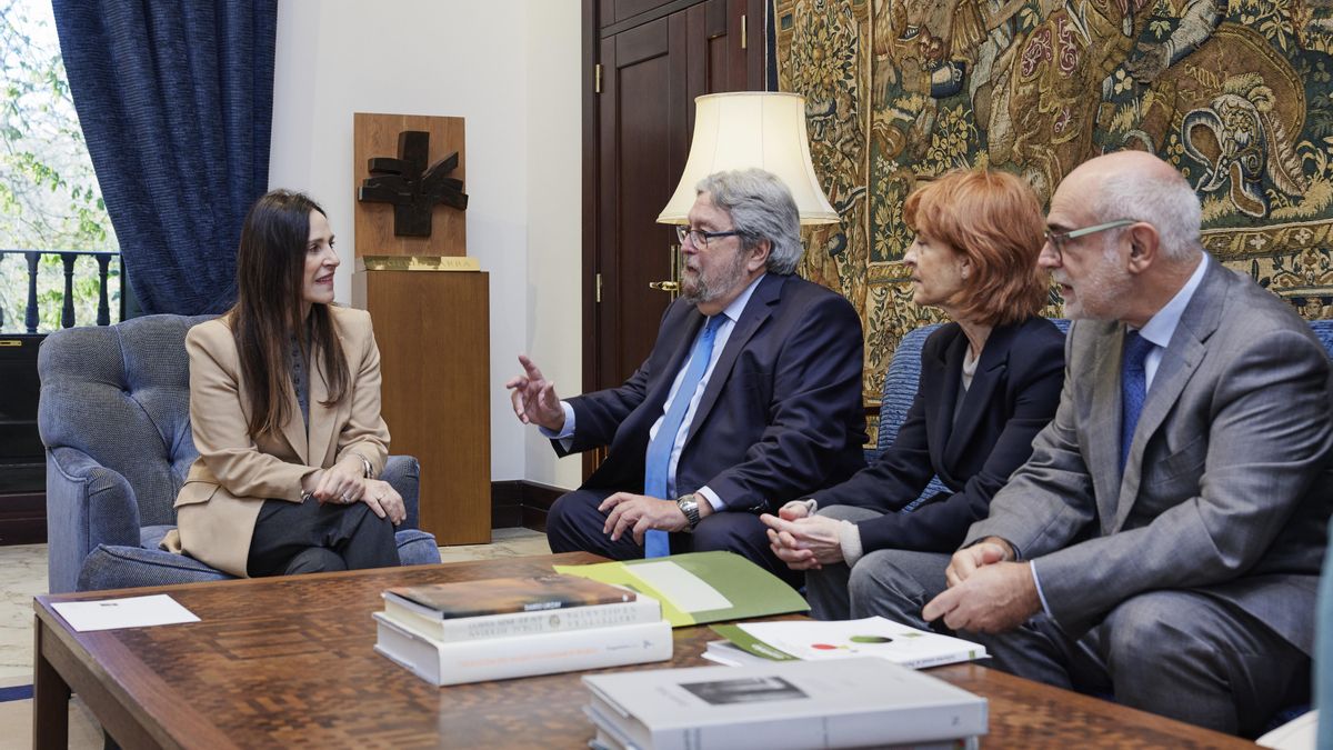 Los representantes del Ararteko, con la presidenta del Parlamento Vasco, Bakartxo Tejeria