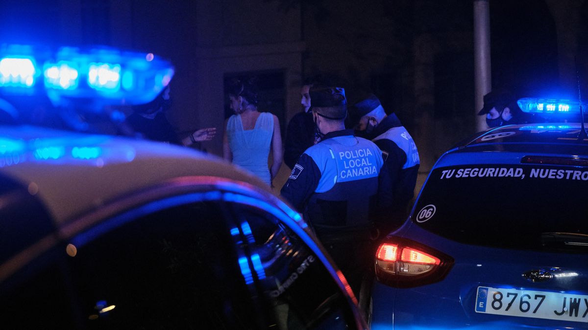 La Policía Local de Santa Cruz, durante un patrullaje nocturno.