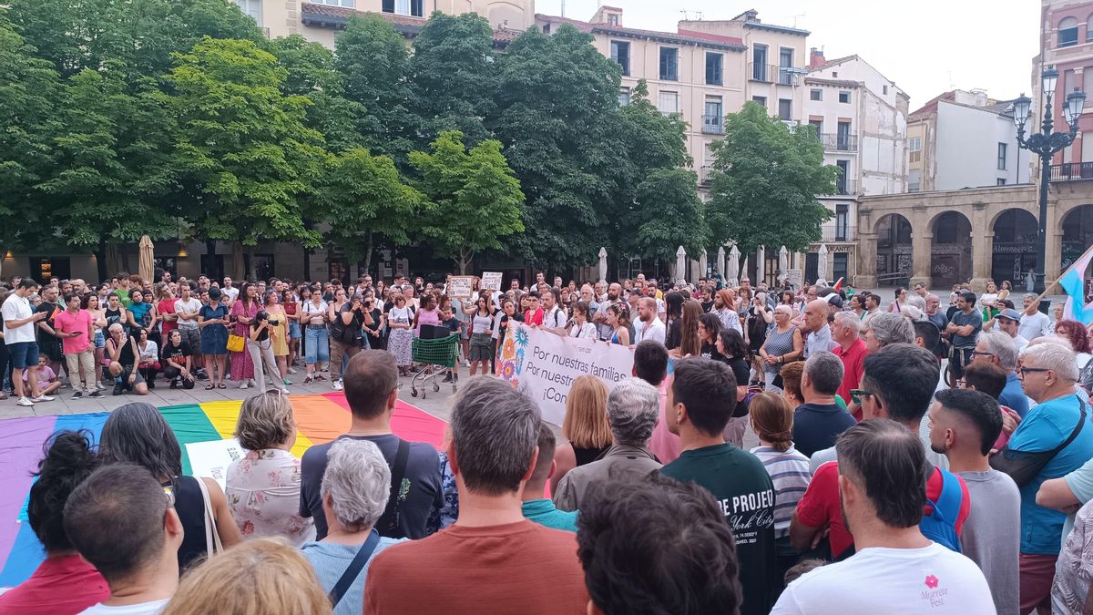 Multitudinaria concentración en Logroño contra la lgtbifobia tras las agresiones del Orgullo: "El odio no es una opinión"